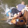 Das ging daneben; schon beim Einsteigen in den Sautrog kamen Marco Bachmeir und Elias Hengster ins Wanken, letzterer kippte kopfüber in die Friedbger Ach und dann war der Sautrog auch schon unter Wasser und die vielen Zuschauer an der Rennstrecke hatten ihren Spass