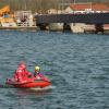 Die Wasserwacht suche mit einem Boot auf der Donau nach dem 19-Jährigen.