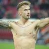 Niklas Dorsch feierte den Sieg gegen den VfB mit nacktem Oberkörper. Dort sind seine Tattoos, die vor allem den Glauben an Gott und die Familie symbolisieren, deutlich zu sehen.  	