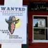 Ein Cowboy mit Bandana wirbt vor dem Coffee Pot Cafe in Bozeman fürs Tragen einer Gesichtsmaske.