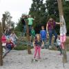 Die Kinder der Ferienbetreuung haben Spaß auf dem Klettergerüst der Grundschule Steppach.  	