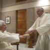 Im Alter von 95 Jahren ist am 31. Dezember der ehemalige Papst Benedikt XVI. (links) gestorben. Schon Tage zuvor schloss ihn Papst Franziskus (rechts) in seine Gebete ein.