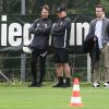Christoph Janker (Leiter Lizenzspielerabteilung), Stefan Reuter (Geschäftsführer Sport) und Timon Pauls (Chef-Scout) beobachten eine Trainingseinheit.