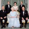 Queen Elizabeth II., Prinz Philip (rechts) und ihr Sohn Prinz Charles (links). Hintere Reihe von links nach rechts: Prinz Andrew, ihre Tochter Prinzessin Anne und Prinz Edward.