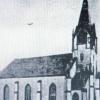 Das einzige Foto der Pflaumlocher Kirche in ihrer ursprünglichen Gestalt zeigt sie mit hohem Spitzturm und spätgotischem Eingangsbereich. Turm und Giebelseite wurden nur 50 Jahre später bei einem umfassenden Umbau 1911 im Jugendstil neu errichtet. 