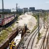 Eine S-Bahn fährt an der Baustelle der zweiten Stammstrecke durch die Münchner Innenstadt.