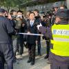 Ein Polizeibeamter versucht bei der Ankunft des Anwaltes von Zhang Zhan die Presse zurückzuhalten. 