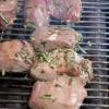 Fleischstücke von Reh und Wildschwein dürfen nicht zu lange auf dem Grill liegen, sondern müssen innen noch einen zart rosa Kern haben. 