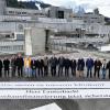22 Bürgermeister und Bürgermeisterinnen aus dem Landkreis stehen auf dem Dach des Klinikums Garmisch-Partenkirchen.