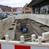 An der Mindelbrücke in der Christoph-von-Schmid-Straße in Thannhausen wurden Versorgungsleitungen aus dem Straßenraum heraus unter der Mindel durchgelegt. Das ist eine vorbereitende Maßnahme für den Brückenneubau, der ab Mai diesen Jahres beginnt. 	