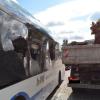 Ein Bus ist in München von der Ladebordwand eines Lasters stark beschädigt worden.