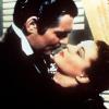 Rhett Butler (Clark Gable) sieht Scarlett O'Hara (Vivien Leigh) tief in die Augen.