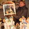 Gabi Weber ist auf dem Türkheimer Weihnachtsmarkt mit adventliche Keramik und Krippen vertreten.