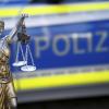 Polizisten haben einen Angeklagten überwältigt, der in Augsburg mit einem Stuhl nach Richtern geworfen hat.