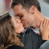 Quarterback Tom Brady von den Tampa Bay Buccaneers küsst seine damalige Frau, Model Gisele Bündchen, nach dem Sieg seines Teams.