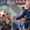 Christian Streich, Trainer des SC Freiburg, wirft einen Ball.