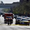 Polizisten der Stadt Louisville stehen vor dem Gebäude der Old National Bank.