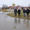 Der Ausbau der Hauptstraße mit diversen Platzgestaltungen in Alerheim als Dorferneuerungsprojekt kann beginnen. Amtsleiter Christian Kreye (rechts) vom Amt für Ländliche Entwicklung Schwaben gab hierzu im Beisein der Bundestagsabgeordneten Christoph Schmid und Ulrich Lange, des Bürgermeisters Alexander Joas und des Landtagsabgeordneten Wolfgang Fackler grünes Licht (von links).