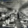 Pandemiebekämpfung vor über 100 Jahren: Patienten, die an der Spanischen Grippe erkrankt sind, liegen in Betten eines Notfallkrankenhauses im Camp Funston der Militärbasis Fort Riley in Kansas (USA) (Aufnahme von 1918).