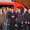 Die Offiziellen und die Mitglieder der Feuerwehr stellten sich in Altisheim zum Gruppenbild mit dem neuen Fahrzeug.  	