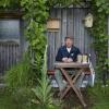 Fritz Weiß aus Asch sitzt vor seinem Gartenhäuschen. Dort und in seiner Werkstatt verbringt er viel Zeit, um für Vögel Nistkästen zu bauen und instand zu setzen.  
