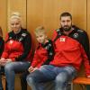 Auch Profifußballer Sascha Mölders schaut mit seiner Familie zu und drückt dem SV mering die Daumen.