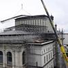 Am Theater haben am Dienstagmorgen die Montagearbeiten für ein Behelfsdach begonnen, das den Zuschauerraum während der Sanierung vor Witterungseinflüssen schützt. 