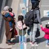 Flüchtlinge aus Griechenland nach der Landung auf dem Flughafen Hannover.