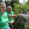 Waltraud und Johann Mirbeth arbeiten ehrenamtlich im Augsburger Zoo mit: Sie passen einmal wöchentlich im Gehege der Kattas auf – nicht nur auf die Tiere.  	 	