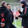 Der neue Bayern Trainer Thomas Tuchel (r) bespricht sich mit Co-Trainer Arno Michels (m) und Fitness-Trainer Holger Broich.