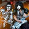 Die Mitglieder der Band Kiss waren die Vorreiter des Masken-Trends. Auf dem Foto zu sehen sind hinter einer dicken schwarz-weißen Make-Up-Schicht  Bassist Gene Simmons (links) und Sänger Paul Stanley.