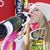 Lindsey Vonn nimmt nach ihrem Sieg einen kräftigen Schluck Champagner.