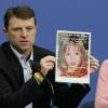 Kate und Gerry McCann zeigten 2007 während einer Pressekonferenz ein Bild ihrer verschwundenen Tochter Madeleine. 2007 verschwand die damals Dreijährige aus einem Ferienappartement in Portugal. Nun gibt es neue Beweise gegen den deutschen Hauptverdächtigen Christian B.