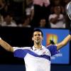 Der Serbe Novak Djokovic freut sich über seinen Sieg bei den Australian Open 2011. Er bezwang den Schotten Andy Murray in drei Sätzen..