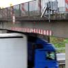 Knapper als knapp geht es manchmal zu, wenn die Lastwagen unter den Autobahnbrücken durchbrausen – so wie hier unter der Brücke zwischen Adelsried und Streitheim, die von einem Tieflader beschädigt wurde. 
