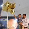Vater und Sohn betrachten ein Model der indischen Mars-Sonde im Nehru Planetarium in Bangalore.