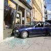 Ein 31-Jähriger ist mit seinem Wagen in das Schaufenster einer Bäckerei gefahren.