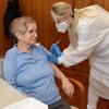 Als erste Pflegeheimbewohnerin im Alb-Donau-Kreis wurde die 83 Jahre alte Elfriede Müller im Seniorenzentrum Dietenheim geimpft. 