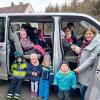 Die Gemeinde Ellzee betreibt einen eigenen Kindergartenbus, der bei Kindern und Eltern prima ankommt. Links Bürgermeisterin Gabriela Schmucker. 