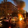 Momentaufnahme vom September: Die Demonstrierenden haben in Teheran ein Polizeimotorrad und einen Mülleimer angezündet.