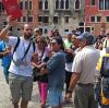 Ein Fremdenführer leitet eine Gruppe über den Campo San Geremia in Venedig. Die  Kulisse, das besondere Licht, die Romantik – all das zieht Touristenmassen in die Lagunenstadt. 