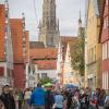 Was gab es da auf dem Altstadtflohmarkt in Nördlingen am Samstag nicht alles zu entdecken: Spielsachen, Kleider, Schuhe, Schmuck, Kunstgegenstände oder Körbe. Gerade am Vormittag war der Flohmarkt sehr gut besucht, die Besucherinnen und Besucher bummelten durch die Straßen. Unser Fotograf Josef Heckl war mit seiner Kamera unterwegs und hat einige Impressionen eingefangen.