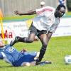 Kam mit dem SV Bertoldsheim in Langenmosen über ein 3:3-Remis nicht hinaus: Spielertrainer Claver Kouakou (rechts).  