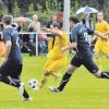 Meist nur zusehen konnten die Verteidiger der SpVgg Ellzee (von links Patrick Seitz und Martin Ruf) beim Kreisliga-Auftakt gegen den FC Lauingen (am Ball Christoph Marck). Am Ende gewannen die Gäste mit 1:0. 