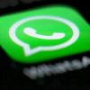 Das Logo von WhatsApp auf dem Display eines Smartphones. Der Bundestag hat den Weg für die Überwachung von Kommunikation über Messenger-Dienste freigemacht.