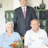 Regina und Alfred Scheurer aus Streitheim freuten sich über den Besuch und die Glückwünsche von Bürgermeister Albert Lettinger.  