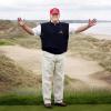 Donald Trump posiert auf einem Golfplatz in Schottland.