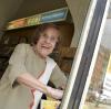 Mit ihren 80 Jahren arbeitet Karin Dichtl noch sechs Mal die Woche in ihrem kleinen Lotto- und Tabakladen in der Maximilianstraße. Ende des Jahres ist Schluss.