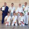 Die erfolgreichen Judoka mit den Prüfern.  	