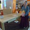 Prüfungsbeste Dorit Pflüger, die ihre Ausbildung in der Schreinerei Hardtmuth in Dillingen absolvierte, mit ihrem Gesellenstück: einem Tisch mit Baumkante.